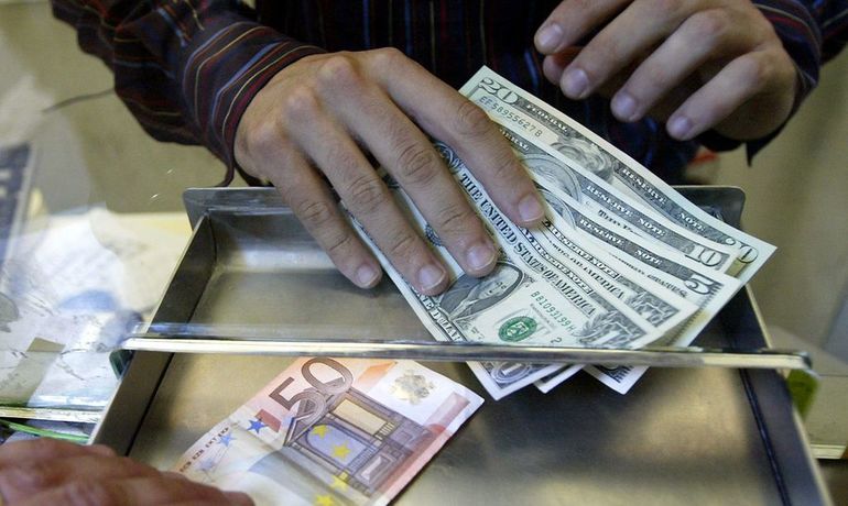 Совершать обмен всего капитала на другую валюту.