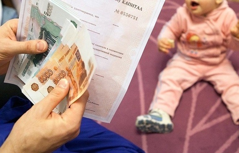 Ежемесячную компенсацию в размере 12 тысяч рублей, 